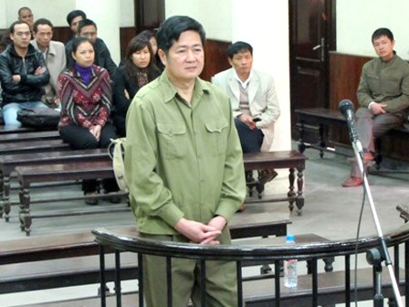 Xem lại vụ án 'Người đương thời' Nguyễn Đình Chiến Bị cáo Nguyễn Đình Chiến đăm chiêu nghe toà tuyên án