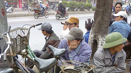Ra vỉa hè chờ việc Ra vỉa hè chờ việc