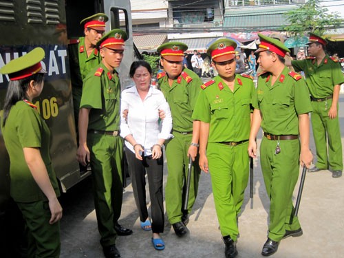 Tử hình vợ trung tá CSGT đầu độc chồng Bị cáo Liên được cảnh sát dẫn giải tới phiên tòa