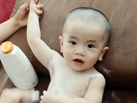 Cẩn thận khi dùng phấn rôm cho trẻ Cẩn thận khi dùng phấn rôm cho trẻ