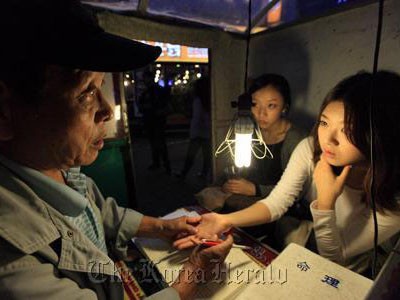 Nghề xem tướng mặt phát đạt ở Hàn Quốc Nghề xem tướng mặt phát đạt ở Hàn Quốc
