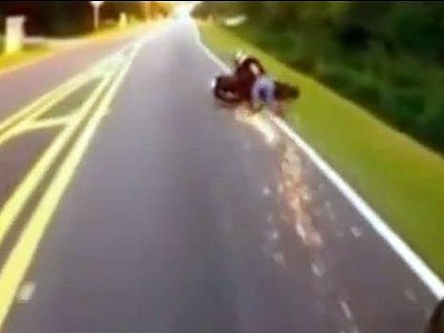 Biker may mắn thoát chết sau tai nạn Biker may mắn thoát chết sau tai nạn