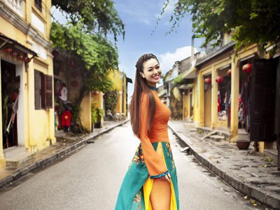 Khánh My đẹp như thiếu nữ trong tranh ở phố cổ Khánh My đẹp như thiếu nữ trong tranh ở phố cổ