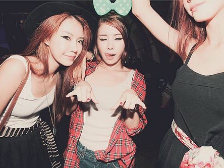 Hot girl lên bar 'cầm nhầm đồ' Hot girl lên bar 'cầm nhầm đồ'