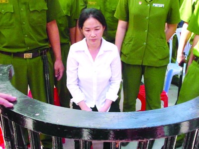 Phía sau phiên tòa xử vợ đầu độc trung tá CSGT Phía sau phiên tòa xử vợ đầu độc trung tá CSGT
