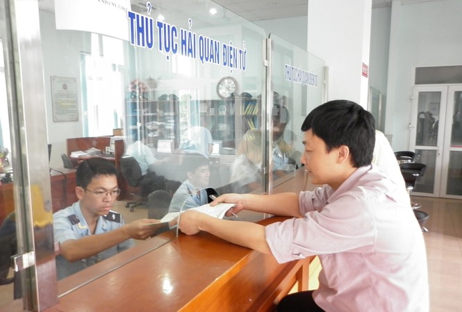 Cách nào cắt giảm 40% công chức ? Cán bộ Hải quan Lạng Sơn làm thủ tục thông quan cho doanh nghiệp. Ảnh: Phạm Anh
