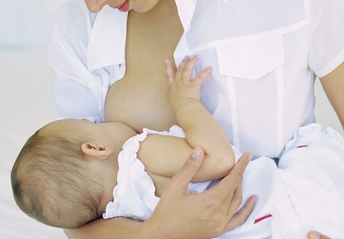 Dịch vụ bán sữa mẹ trên mạng Cho trẻ uống sữa người khác có đảm bảo an toàn?