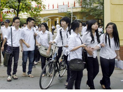 Chưa xác định được chuẩn giá trị Cần có chương trình giáo dục đạo đức đạt chuẩn. Ảnh: Học sinh trường THPT Trần Nhân Tông (Hà Nội) giờ tan trường