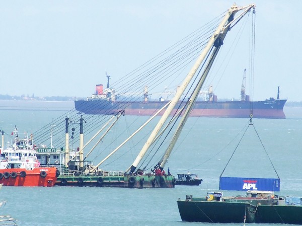 Vụ chìm tàu chở 66 container ô tô: Chống dầu tràn Vụ chìm tàu chở 66 container ô tô: Chống dầu tràn