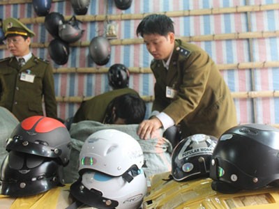Đội mũ bảo hiểm giả sẽ bị phạt từ 15-4 Đội mũ bảo hiểm giả sẽ bị phạt từ 15-4