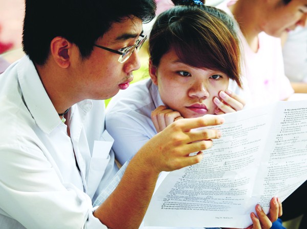 Có phương án thi đại học sáu môn Thí sinh tại kỳ thi tuyển sinh ĐH,CĐ năm 2011. Ảnh: Hồng Vĩnh