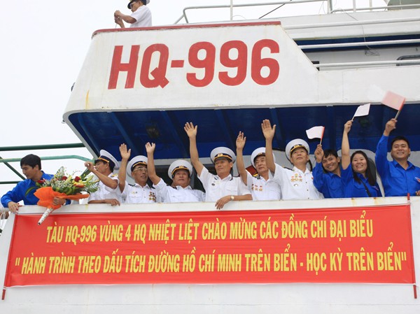 Bắt đầu hành trình đường Hồ Chí Minh trên biển Các bạn trẻ và cựu thủy thủ tàu không số tại lễ xuất quân