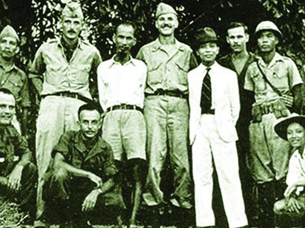 Khi lịch sử so sánh Những hợp tác đầu tiên…(Nhóm Đặc nhiệm “Con Nai” với Bác Hồ và Đại tướng Võ Nguyên Giáp năm 1945 - Nguồn: http://www.cand.com.vn)