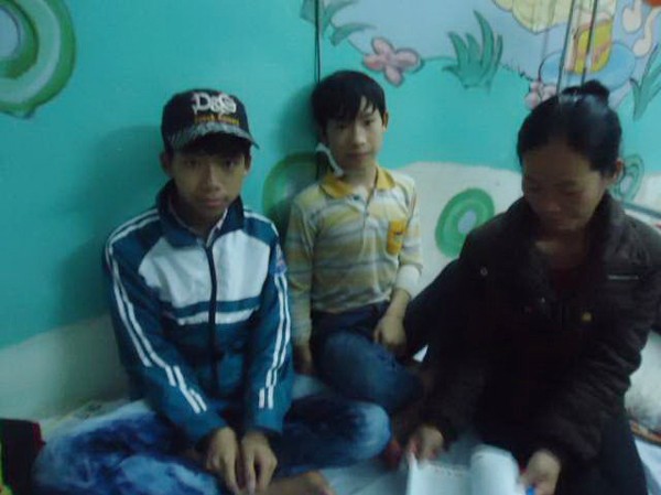 Nỗi đau người mẹ có hai con ung thư vòm họng Chị Điệp chăm sóc hai con tại bệnh viện