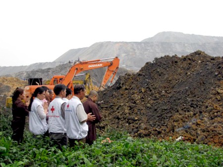 Mời chuyên gia nước ngoài tìm nạn nhân bị vùi lấp Các pháp sư được mời đến để cầu siêu cho các nạn nhân xấu số