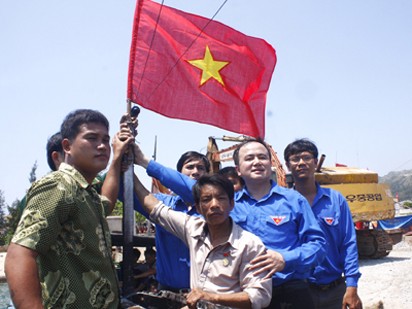 Trao huy hiệu Tuổi trẻ dũng cảm cho Bùi Văn Phải Trao huy hiệu Tuổi trẻ dũng cảm cho Bùi Văn Phải