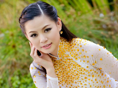 Hằng Ny khoe sắc trước khi trao lại vương miện Hằng Ny khoe sắc trước khi trao lại vương miện