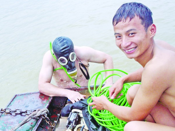 Một ngày dưới đáy sông Hồng Một ngày dưới đáy sông Hồng