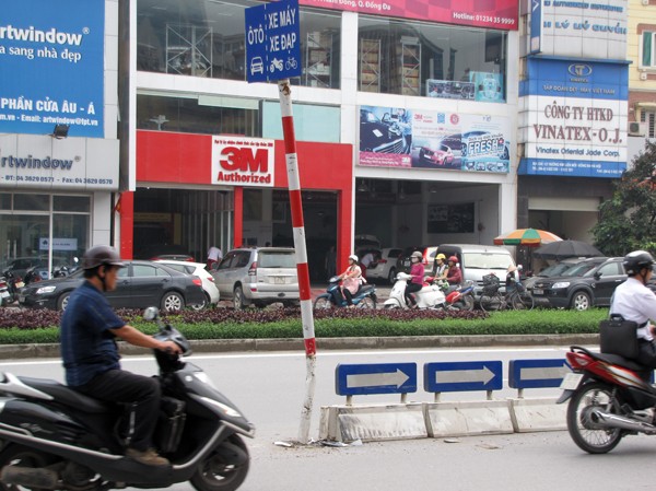 Cột biển báo phân làn dễ gây tai nạn Cột phân làn giao thông trước số nhà 460 Xã Đàn (Đống Đa)bị đâm gần gãy