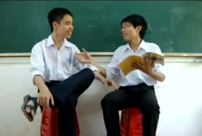 Trào lưu 'hỏi xoáy, đáp xoay' Màn hỏi xoáy đáp xoay của học sinh lớp 11A1 K37 trường THPT Hoa Lư, Ninh Bình