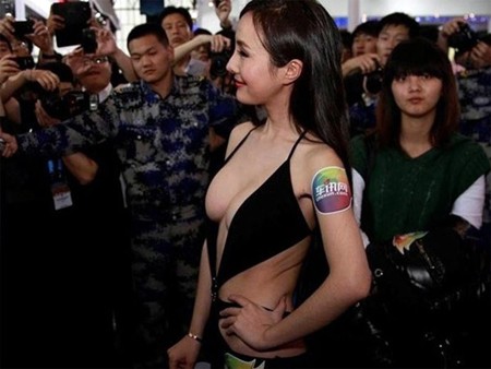 Người mẫu ‘hở hang’ tại triển lãm xe bị chỉ trích Người mẫu ‘hở hang’ tại triển lãm xe bị chỉ trích
