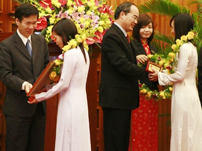 Những đam mê tỏa sáng Phó Thủ Tướng Nguyễn Thiện Nhân và Bí thư thứ nhất T.Ư Đoàn Võ Văn Thưởng trao vòng nguyệt quế và bằng khen cho nữ sinh tiêu biểu trong lĩnh vực CNTT
