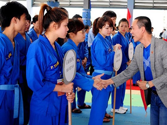 Nữ sinh xinh đẹp bay người tung quyền, cước Nữ sinh xinh đẹp bay người tung quyền, cước