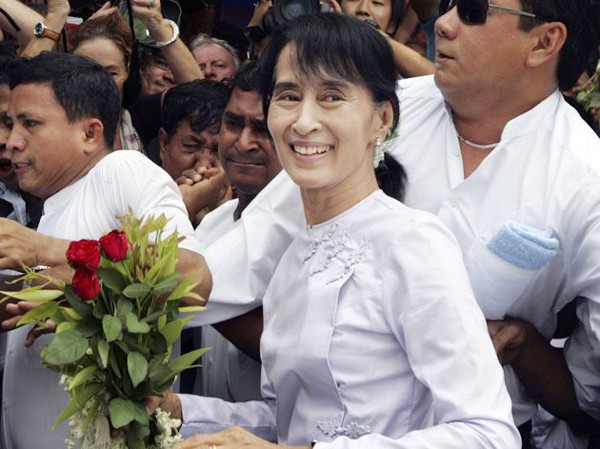 Bà Suu Kyi giành ghế trong quốc hội Bà Suu Kyi được chúc mừng thắng lợi tại Yangon hôm 2-4 Ảnh: AP
