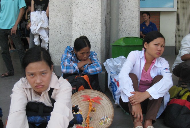 Sĩ tử lai kinh giữa trời nóng như đổ lửa Cả phụ huynh và thí sinh đều mệt mỏi
