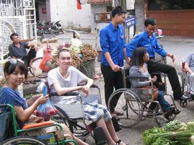 Cô giáo khuyết tật làm thủ lĩnh thanh niên Quỳnh Hoa (bìa trái) trong một hoạt động xã hội