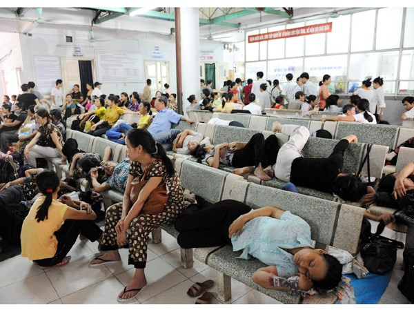 Lo bệnh viện, trường học... treo Người nhà và bệnh nhân nằm chờ khám ở Bệnh viện Nội tiết. Ảnh: Hồng Vĩnh