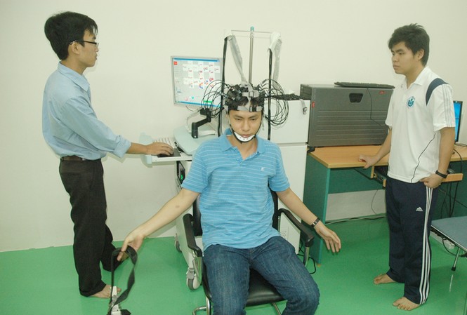 Mở thêm ngành Kỹ thuật hạt nhân, Quản lý rủi ro Sinh viên ĐH Quốc tế (ĐH Quốc gia TP HCM) trong giờ thực hành ở phòng thí nghiệm bộ môn Kỹ thuật y sinh. Ảnh: Quang Phương