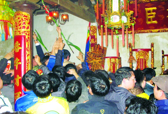 Khai ấn Đền Trần: Cướp đồ thờ cúng Cảnh cướp hoa quả, đồ thờ tự diễn ra tại Đền Trần ngay sau thời điểm diễn ra Lễ khai ấn. Ảnh: Nguyễn Tuấn