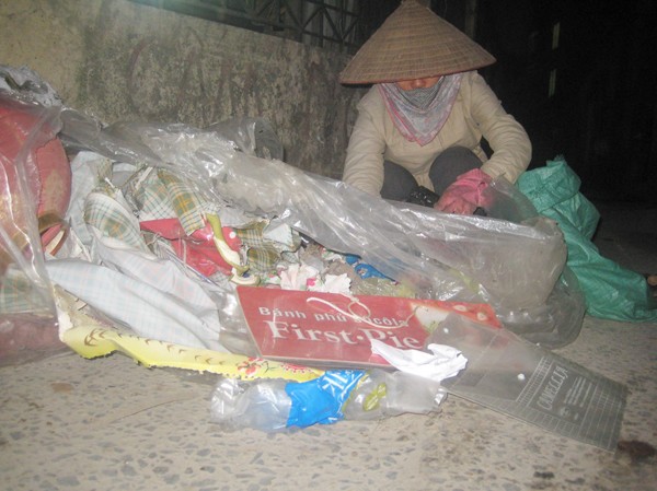 Đời bới rác Công việc hằng đêm của chị Anh
Ảnh: D.N