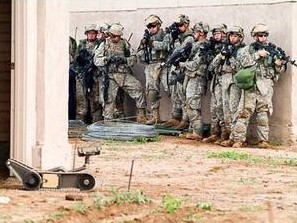 Mỹ tăng số robot chiến trường tại Afghanistan Lính Mỹ tuần tra cùng robot tại chiến trường Afghanistan. Ảnh: Aolnews