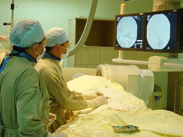 Lương tháng 'đọ' với lương tâm Bao giờ bác sĩ mới sống bằng đồng lương để không còn chuyện hoen ố y đức. Ảnh: L.N