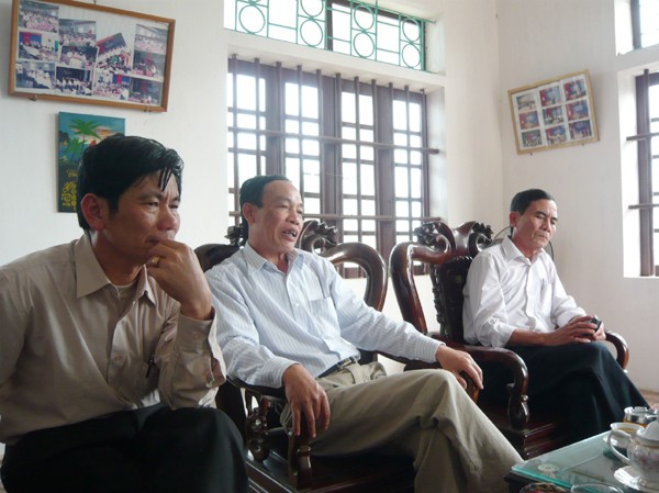 'Săn' lao động xuất ngoại Chủ tịch UBND xã Hải Trung (bên phải) nói, người nghèo rất muốn tham gia XKLĐ nhưng không có tiền để lo chi phí
Ảnh: P.C