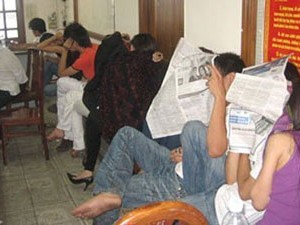 Theo chân cảnh sát bắt nhóm kiều nữ phê thuốc lắc Theo chân cảnh sát bắt nhóm kiều nữ phê thuốc lắc