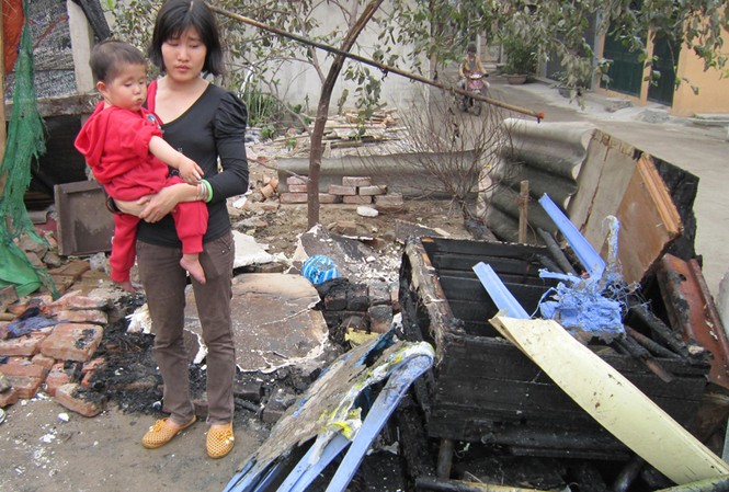 Cháy nhà, hai mẹ con thoát chết Hai mẹ con chị Hương chưa hết bàng hoàng sau khi được cứu sống