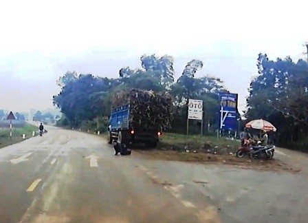 Clip người đàn ông bị xe tải tông lộn nhiều vòng Hiện trường vụ tai nạn. Ảnh cắt từ clip