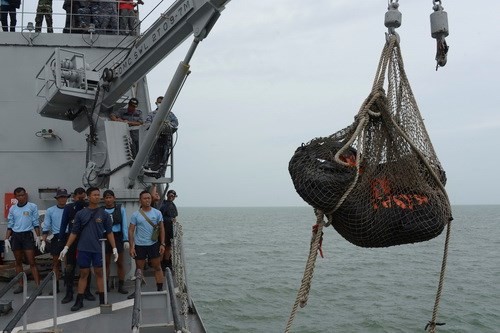 Tìm thấy thêm 3 thi thể nạn nhân máy bay QZ8501 Hai túi đựng thi thể nạn nhân chuyến bay QZ8501 được cẩu lên chiếc tàu KRI Banda Aceh của Hải quân Indonesia trong ngày 3/1 - Ảnh: Reuters