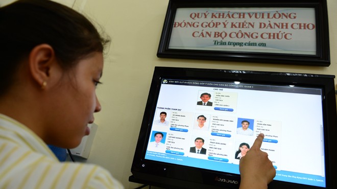 Xử lý nghiêm cán bộ thiếu trách nhiệm, sách nhiễu dân Một người dân chấm điểm lãnh đạo sau buổi tiếp dân.