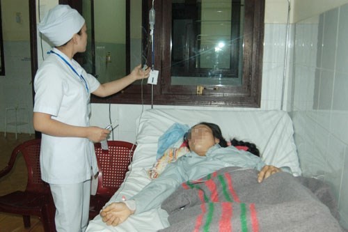 Chồng dùng búa đánh vợ vỡ lá lách Chị Hiền đang điều trị tại Bệnh viện II Lâm Đồng - Ảnh: Minh Sơn/ Thanh Niên
