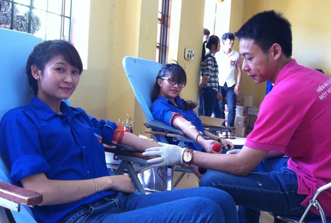 Thành đoàn Hưng Yên tham gia hiến gần 200 đơn vị máu Đoàn viên thanh niên Trường Cao đẳng Y tế Hưng Yên hiến máu tình nguyện năm 2014. Ảnh: ĐTN