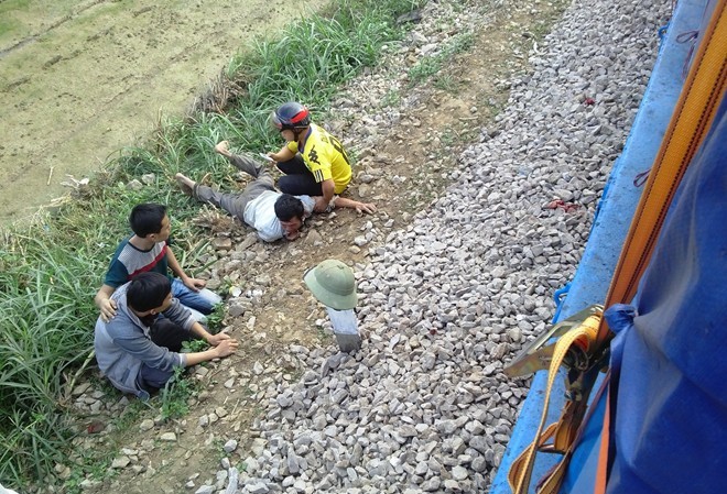 Cô gái đạp xe băng qua đường sắt bị tàu kéo lê 20m Bố nạn nhân Hường gào khóc khi hay tin con mình bị tàu hỏa cán tử vong.