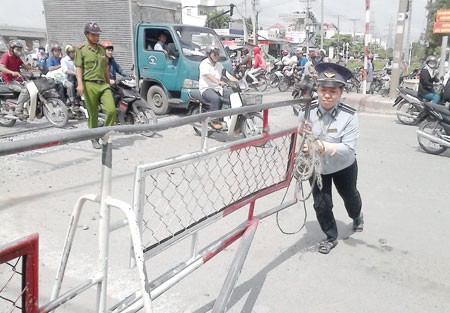 Tàu hỏa rầm rập chạy tới, nhân viên gác chắn 'quên' mở biển báo Nhân viên gác chắn tàu hỏa (Ảnh minh họa).