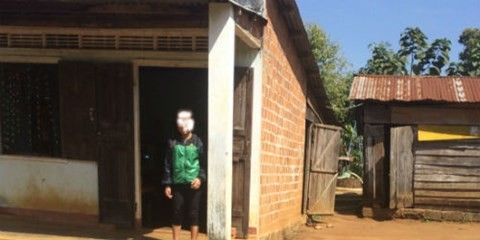 Chú rể bị bắt đúng ngày cưới vì hiếp dâm bé gái mới quen Ngôi nhà tồi tàn của gia đình nạn nhân