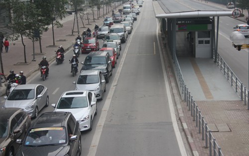 Ôtô xếp hàng dài nhường đường xe buýt nhanh Dù không có xe buýt nhanh lưu thông nhưng hàng trăm phương tiện vẫn không đi lấn làn. Ảnh: Võ Hải/VnExpress