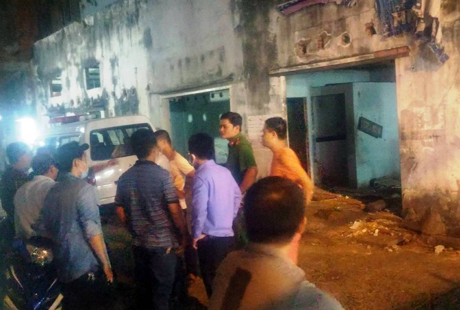 Người đàn ông chết bên cạnh hộp bánh kem trong nhà hoang Lực lượng chức năng điều tra vụ việc.