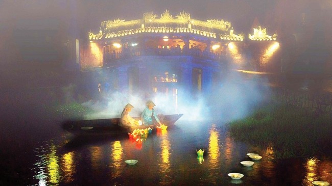 Hội An - Mỹ Sơn: 15 năm của di sản ngàn năm Hội An huyền ảo trong đêm. Ảnh: Hà Nguyễn.